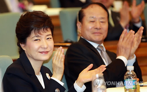 ▲ 한나라당 박근혜 전 대표와 이상득 전 국회부의장이 8일 국회 의원회관에서 열린 대한민국 그래핀 육성방안 토론회에서 참석자 소개를 받으며 박수를 치고 있다. ⓒ 연합뉴스