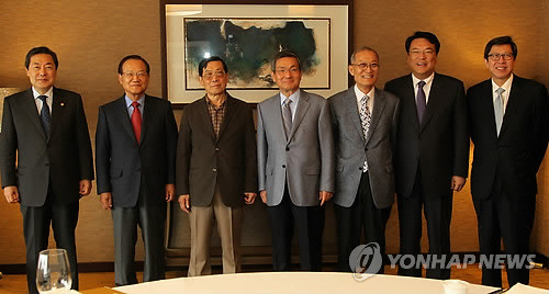 ▲ 정무수석 모임으로 처음으로 자리를 같이 한 역대 정무수석들. 왼쪽부터 맹형규 행정안전부 장관, 최병렬 전 한나라당 대표, 주돈식 전 문화체육부 장관, 이원종 전 공보처 차관, 손주환 전 공보처 장관, 정진석 수석, 박형준 청와대 사회특보.ⓒ연합뉴스