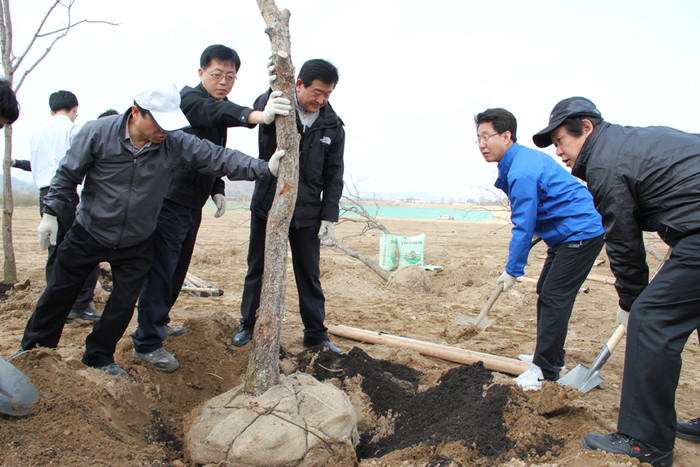 ▲ 심명필 본부장(오른쪽) 김상배 수질환경국장(오른쪽 두번째) 이충재 서울 국토관리청장(맨왼쪽) 등이 기념식수를 하고 있다. 이오봉 기자