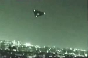 ▲ 최근 프랑스 파리 상공에 나타난 삼각형 모양의 UFO.ⓒ유코피아닷컴 캡처
