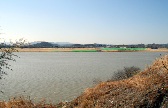 ▲ 창녕군 도천면 우강리에서 남쪽으로 바라본 낙동강. 퇴적물이 준설돼 말끔하다.