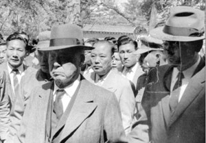 ▲ 이승만(앞줄 왼쪽) 대통령이 하야성명을 발표한 후 경무대를 떠나고 있다.ⓒ자료사진