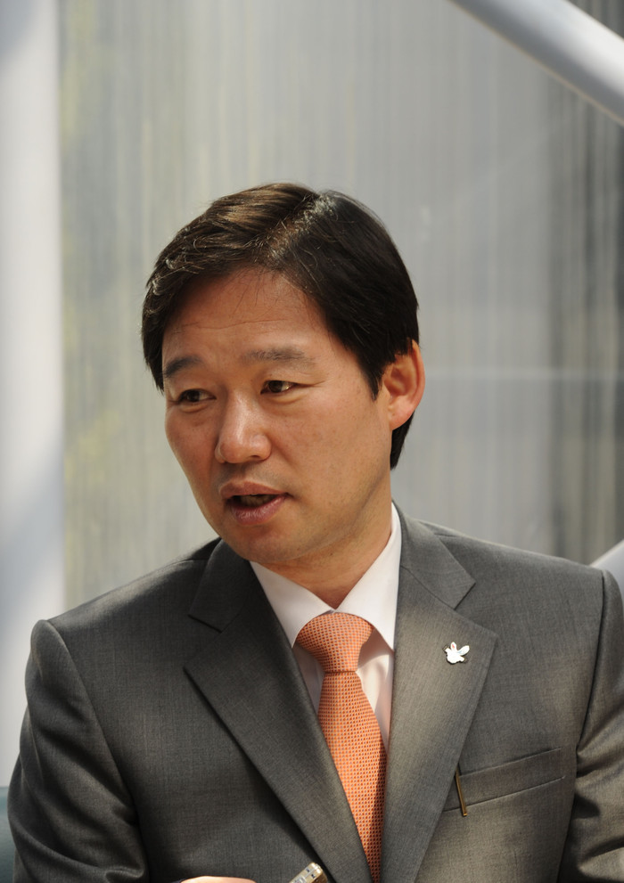 ▲ 11일 오전 국회의원회관에서 열린 북한인권사진전에 참석한 시민들이 정치범수용소 사진을 둘러보고 있다. ⓒ추진혁 기자