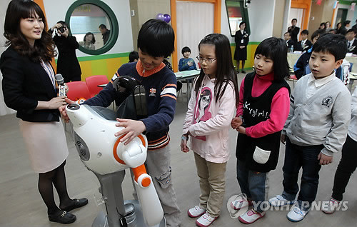 ▲ 로봇 선생님의 방과 후 영어수업ⓒ연합뉴스