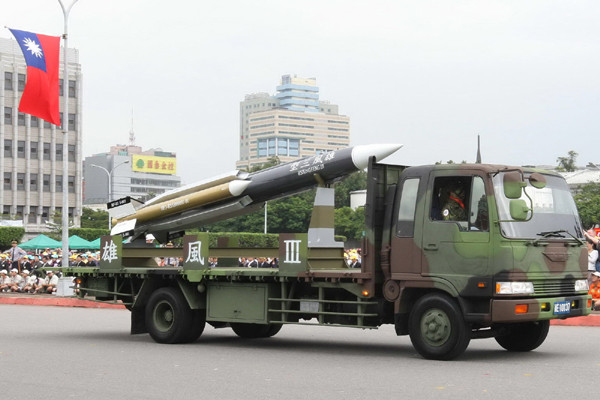 ▲ 대만이 2005년 5월부터 양산배치하고 있는 초음속 대함미사일 '웅펑(雄風)-3'의 모습. 일본, EU, 미국도 초음속 대함미사일을 개발 중이다. 우리나라 또한 연구 중인 것으로 알려졌다.