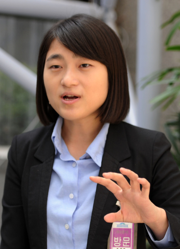 ▲ 11일 국회의원회관에서 열린 북한인권 전시회에서 시민들이 정치범수용소를 표현한 그림을 살펴보고 있다. ⓒ추진혁 기자