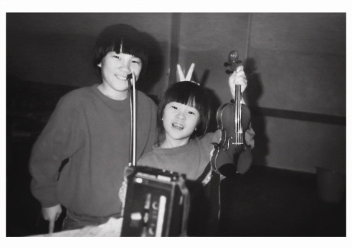 ▲ 오혜원과 오규원은 북한 요덕 수용소에 수감되어 있는 대한민국 국적의 자매이다. 1985년 독일에서 경제학을 공부한 아버지인 오길남씨는 좋은 교수직을 제공해주고 아픈 아내에게 최상의 진료를 보장하겠다는 북한의 약속을 믿고 월북했다. 1년 후 오길남씨는 독일에서 유학하고 있는 남한 부부를 데리고 오라는 북한의 지령을 받고 독일로 가던 중 탈출했고 이 이유로 혜원과 규원은 어머니와 함께 1987년 말 요덕 수용소에 갇히게 됐다. ⓒ세이지