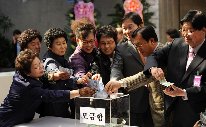 ▲ 11일 국회의원회관에서 열린 북한인권사진전에 참석한 국회의원 및 시민들이 부대행사로 마련된 '1달러 모으기 운동'에 참여하고 있다.ⓒ추진혁 기자