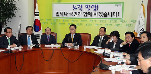 ▲ ⓒ민주당 박지원 원내대표가 12일 오전 국회에서 열린 원내대책회의에서 모두발언을 하고 있다.