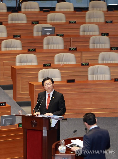 ▲ "혼자 왔습니다." 최중경 지경부 장관이 긴급현안 질의에 참석했다. ⓒ 연합뉴스