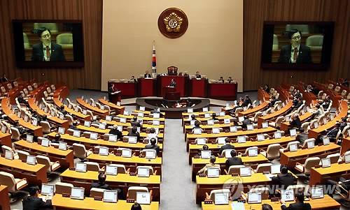 ▲ 최중경 지식경제부 장관이 12일 오후 국회 본회의장에서 열린 긴급현안 질의에 출석, 의원들의 질의에 답하고 있다.ⓒ 연합뉴스