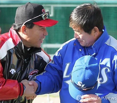 ▲ LG 트윈스 박종훈 감독(왼쪽)과 삼성 라이온즈 류중일 감독(오른쪽)이 경기에 앞서 악수하고 있다. ⓒ연합뉴스