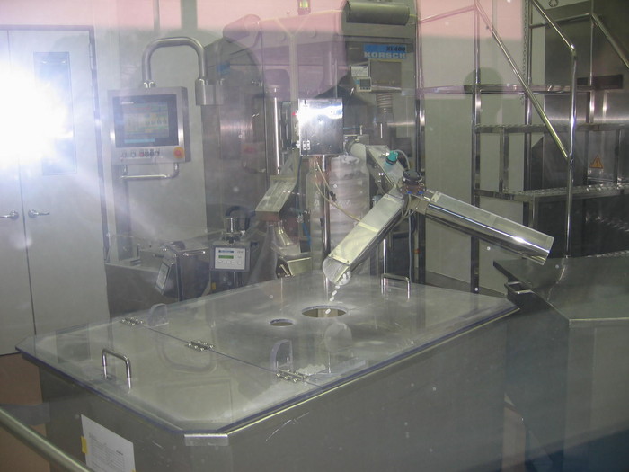 ▲ 충북 음성의 최첨단 의약품 생산 공장라인에서 타정된 의약품이 쏟아지고 있는 장면.