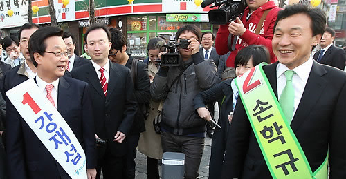 ▲ 4.27 재보궐 선거운동 첫날인 14일 오전 최대 격전지로 꼽히는 성남시 분당을 국회의원 보궐선거에 출마한 한나라당 강재섭 후보(왼쪽)와 민주당 손학규 후보가 분당 미금역 앞에서 만나 인사를 나누고 있다. ⓒ연합뉴스