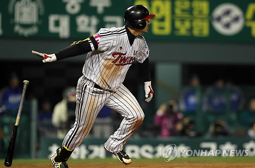 ▲ 13일 서울 송파구 잠실동 잠실야구장에서 열린 2011 롯데카드 프로야구 LG와 삼성의 경기. 연장 10회말 1사 상황에서 LG 박용택이 끝내기 홈런을 치고 있다.ⓒ연합뉴스