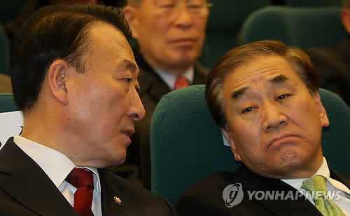 ▲ 이재오 특임장관(우)과 한나라당 안경률 의원이 지난달 18일 국회에서 열린 한 정책토론회에서 대화를 나누고 있다. ⓒ연합뉴스