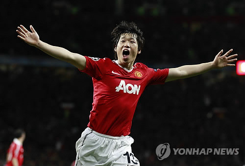 ▲ 박지성이 13일 열린 2010-2011 유럽축구연맹(UEFA) 챔피언스리그 첼시와의 8강 2차전에서 결승골을 넣고 환호하고 있다.ⓒ연합뉴스