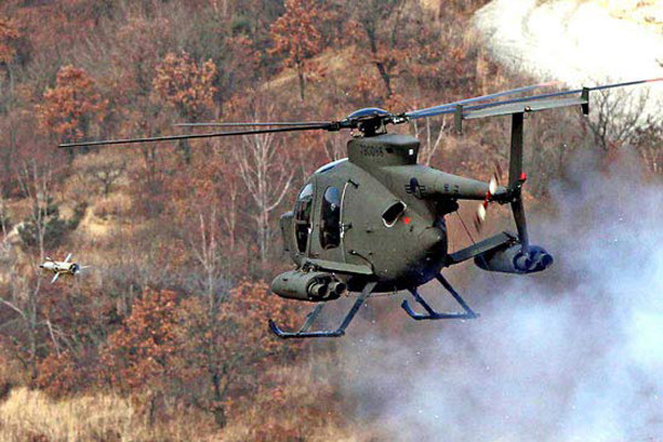 ▲ 연평도 포격도발 이후 서북도서에 배치된 경 공격헬기 500MD. 北공기부양정 침투를 막는다고 하지만 AH-64D 롱보우 아파치와는 비교가 되지 않는다.