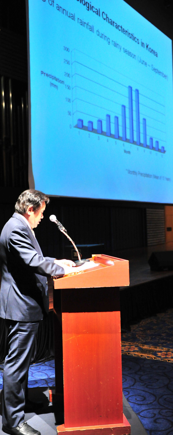 ▲ 심명필 4대강추진본부장이 '장래하천관리' 국제심포지엄에서 우리나라의 강우 특성을 설명하고 있다.