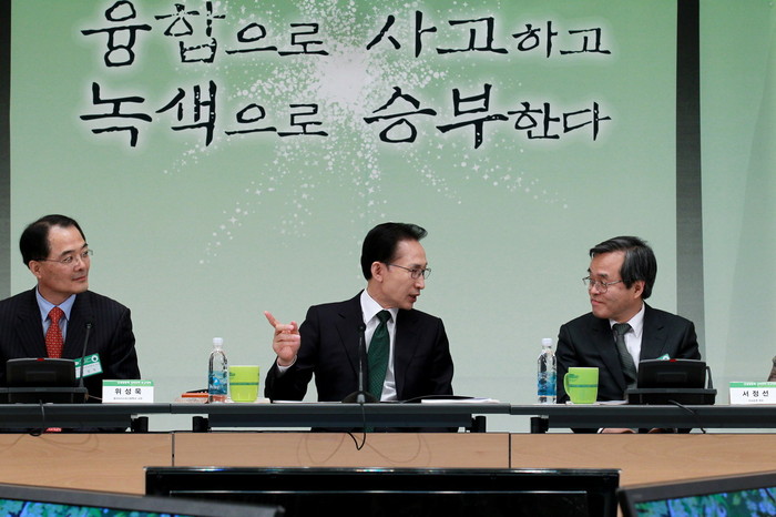 ▲ 이명박 대통령이 14일 청와대에서 열린 '신성장동력 강화전략 보고대회'에서 참석자들과 이야기를 나누고 있다.ⓒ청와대