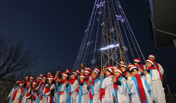 ▲ 지난 2004년 성탄절에 있었던 김포 애기봉 점등식 행사 장면. 해병대가 지키고 있는 애기봉은 북한 초소로부터 불과 2km 남짓 거리에 있어 등탑을 밝히기 좋은 장소다.