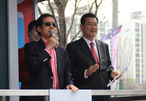 ▲ 성남 분당 정자역에서 한나라당 강재섭 후보 지원유세를 나온 홍준표 최고위원이 노래를 부르고 있다. ⓒ강재섭 후보 홈페이지