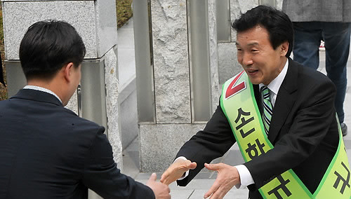 ▲ 4.27 국회의원 보궐선거 최대 격전지로 꼽히는 경기도 성남시 '분당을' 후보로 출마한 민주당 손학규 후보가 15일 성남시 분당구 KT 본사 앞에서 유권자들과 악수하며 지지를 호소하고 있다. ⓒ연합뉴스