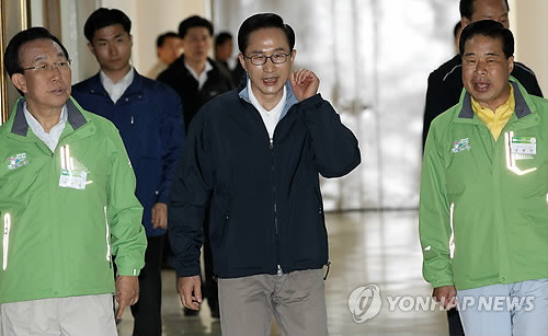 ▲ 이명박 대통령과 김관용 경북지사(왼쪽), 성백영 상주시장이 16일 경북 상주시청에서 열린 대구, 경북인사 오찬간담회에 참석하고 있다. ⓒ연합뉴스