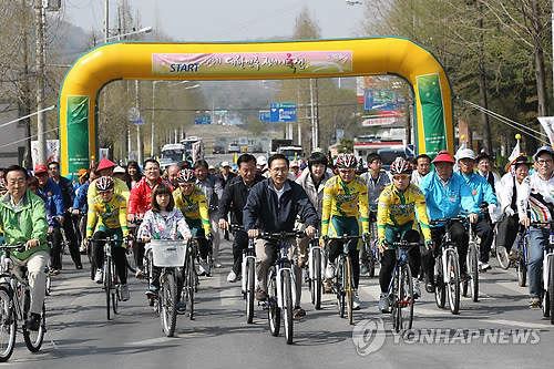 ▲ 이명박 대통령이 16일 오후 경북 상주시에서 열린 '제3회 대한민국 자전거 축전'에 참석, 시민들과 함께 출발하고 있다. ⓒ연합뉴스
