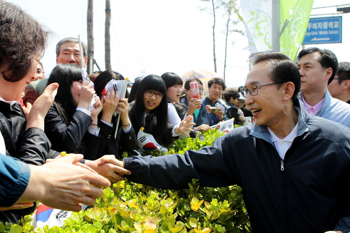 ▲ 16일 경북 상주를 찾은 이명박 대통령이 환영나온 주민들과 반갑게 악수하고 있다.청와대 제공