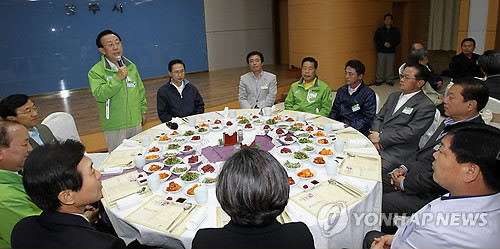 ▲ 이명박 대통령이 16일 경북 상주시청에서 대구, 경북인사들과 오찬간담회를 갖고 있다. 연합뉴스