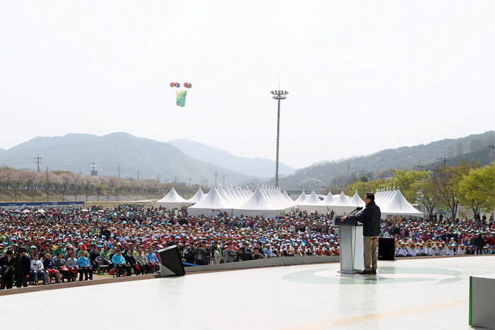 ▲ 이명박 대통령이 16일 경북 상주에서 열린 제3회 대한민국 자전거 축전 개막식에서 축사를 하고 있다.청와대제공