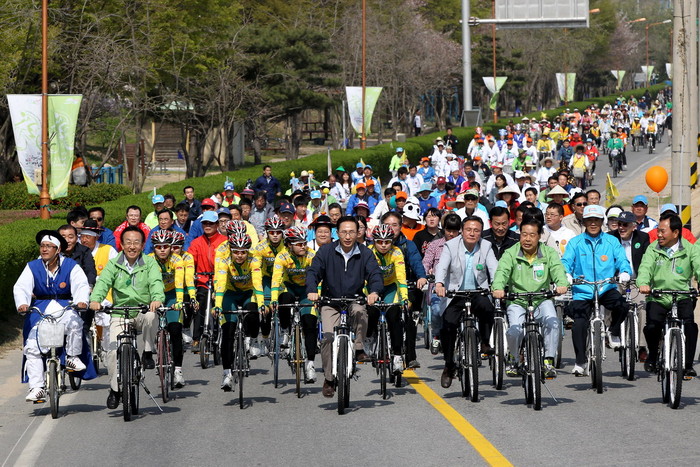 ▲ 이명박 대통령이 16일 경북 상주에서 열린 제3회 대한민국 자전거 축전 개막식 행사를 마친뒤 참석자들과 함께 자전거를 타고 도로를 달리고 있다.ⓒ 청와대