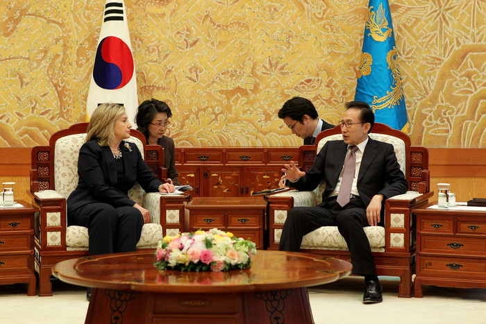 ▲ 이명박 대통령이 17일 오전 청와대를 예방한 힐러리 클린턴 미국무장관과 이야기를 나누고 있다.ⓒ청와대