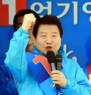 ▲ 한나라당 안상수 대표가 14일 강원 영월군 영월읍 덕포 5일 장터 앞에서 4.27 강원도지사 보궐선거에서 한나라당 엄기영 후보 지지를 호소하는 유세를 하고 있다. ⓒ 연합뉴스