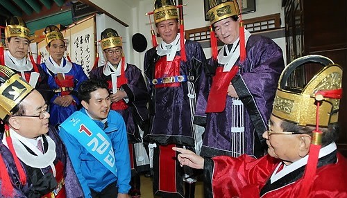 ▲ 4.27 김해을 국회의원 보궐선거에 나선 한나라당 김태호 후보가 17일 김해시 서상동 수로왕릉에서 열린 '가락국 시조대왕 숭선전 춘향대제'에 참석해 김해김씨 김문석 종친회장에게 덕담을 듣고 있다. ⓒ연합뉴스