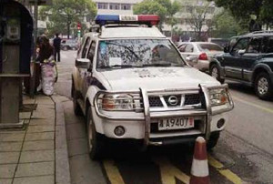 ▲ ‘시민 스티커’를 받은 경찰차.ⓒ상하이저널 캡처