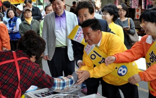 ▲ 이봉수 국민참여당 후보가 17일 김해의 한 시장에서 정동영 민주당 최고위원, 이정희 민주노동당 대표와 유세활동을 벌이고 있다. ⓒ 뉴데일리
