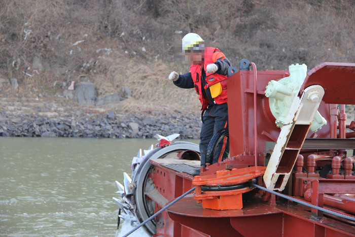▲ 낙동강 수중준설선. 준설선은 엔진정지 없이 계속 가동해야하는 특성상 한팀이 24시간씩 투입돼, 배 안애서 2인1조로 6~8시간간격으로 교대근무를 한다.