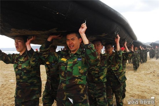 ▲ 신병 훈련중인 현빈.ⓒ날아라 마린보이