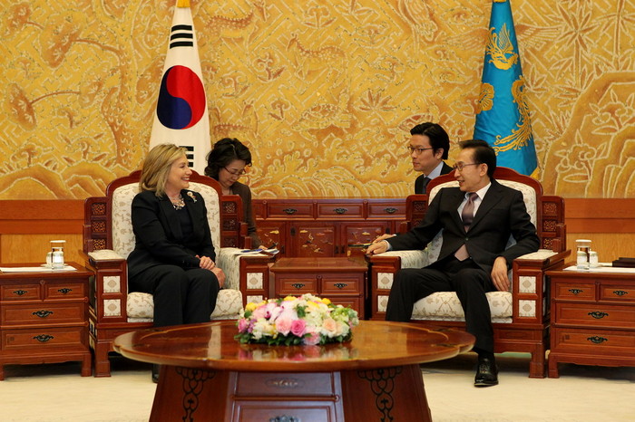 ▲ 지난 17일 청와대에서 환담을 나누고 있는 이명박 대통령과 클린턴 미 국무장관.ⓒ청와대