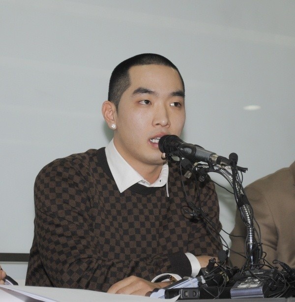 ▲ 지난 3월 15일 서울 서초구 서초동 모처에서 기자회견을 열고 있는 크라운제이. ⓒ 뉴데일리