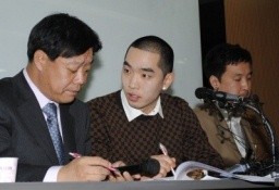 ▲ 동석한 임영호 변호사와 상의를 하고 있는 크라운제이(가운데). ⓒ 뉴데일리