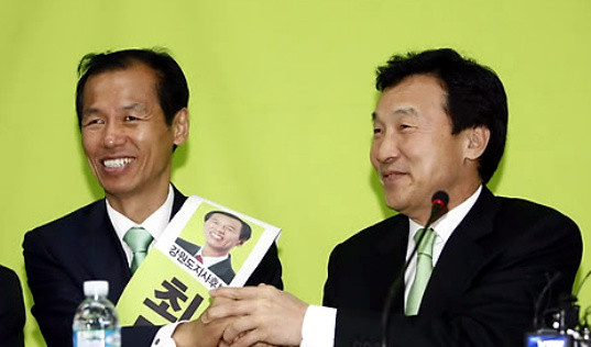 ▲ 손학규 민주당 대표가 18일 오전 강원 춘천시 온의동 최문순 후보사무실에서 열린 최고위원 회의에서 최 후보와 손을 잡고 이야기를 나누고 있다. ⓒ 연합뉴스