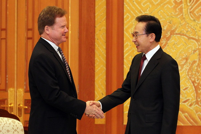 ▲ 이명박 대통령이 18일 오후 청와대를 예방한 짐 웹 미상원 동아태소위원장과 악수하고 있다. ⓒ청와대