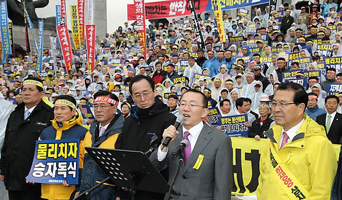 ▲ 18일 국회 앞 계단에서 열린 한국토지주택공사(LH) 분산배치 촉구 집회에서 최근 삭발을 단행한 김완주 전북도지사가 LH 본사의 분산배치를 촉구하는 구호를 외치고 있다. ⓒ연합뉴스