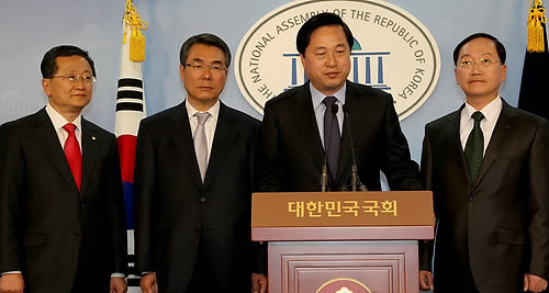 ▲ 김두관 경남지사가 18일 국회 정론관에서 진주지역 의원들과 함께 LH공사 유치와 관련 TV토론을 제안하고 있다. 왼쪽부터 한나라당 진주을 김재경 의원, 이창희 진주시장, 김두관 경남지사, 한나라당 진주갑 최구식 의원. ⓒ연합뉴스