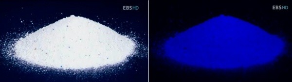 ▲ 블랙라이트를 비추기 전 찍은 합성세제 사진(좌측)과 블랙라이트를 키고 촬영한 세제 사진(우측).  ⓒ EBS 제공