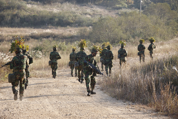 ▲ 백령도 해병6여단 장병들이 훈련을 하는 장면. 얼핏보면 강원도 같은 느낌이다.