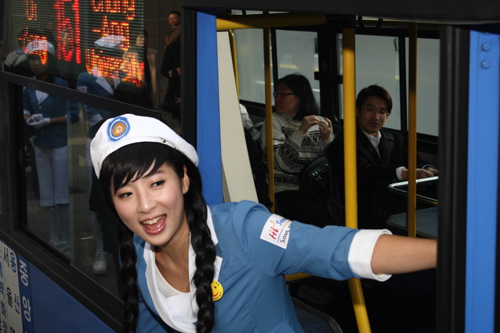 ▲ 서울시가 대중교통의 날을 맞아 마련한 이벤트 버스 안내양